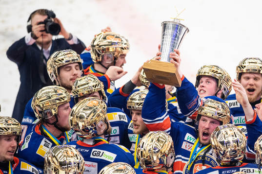 Växjös spelare jublar med LeMat pokalen