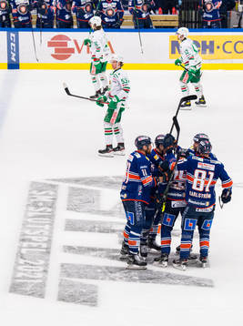 Växjös Pontus Holmberg jublar med lagkamrater