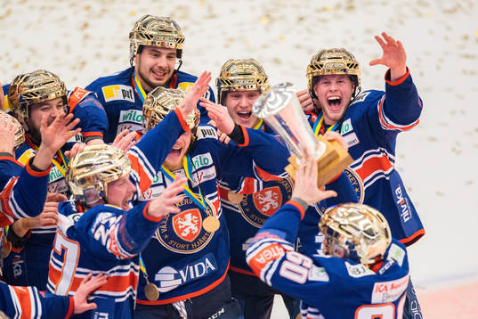 Växjös spelare jublar med LeMat pokalen