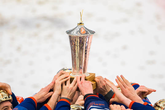Växjös spelare jublar med LeMat pokalen