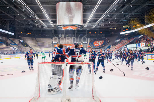 Växjös målvakt Erik Källgren och Christian Folin jublar