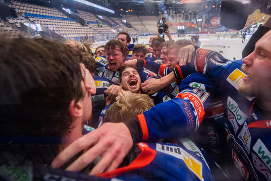 Växjös Hardy Häman Aktell jublar med lagkamrater