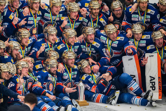 Växjös spelare jublar med LeMat pokalen