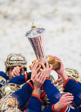 Växjös spelare jublar med LeMat pokalen