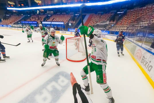Rögles Olli Palola jublar med Eric Gelinas