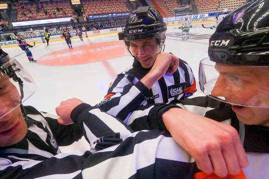 Domare Linus Öhlund, linjedomare Andreas Malmqvist och