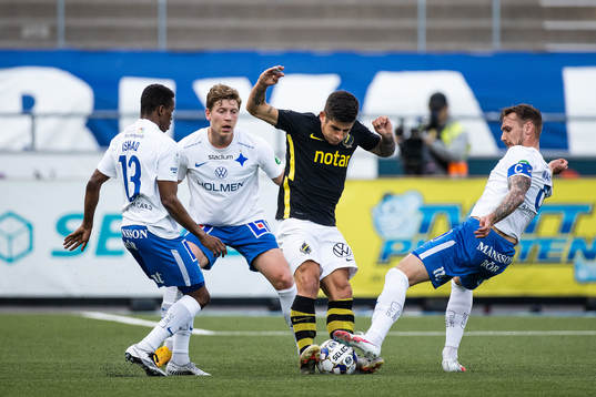 s Nicolas Stefanelli mot IFK Norrköpings Ishaq Abdulrazaq,