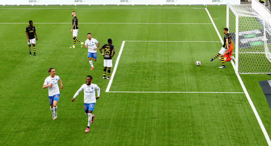 IFK Norrköpings Samuel Adegbenro och Jonathan Levi jublar