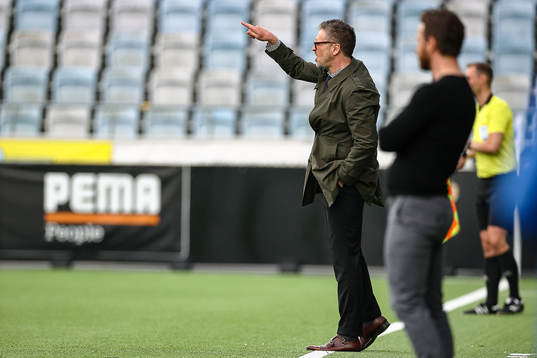 IFK Norrköpings tränare Rikard Norling  reagerar, i