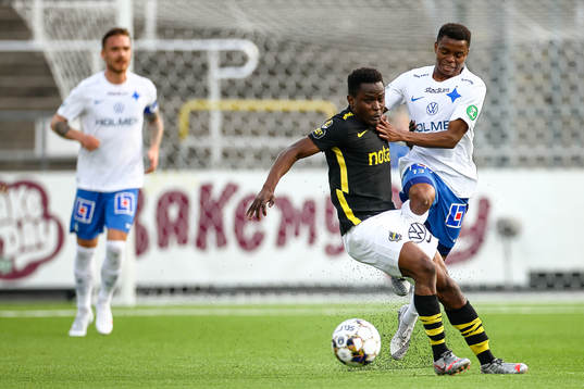 s Erick Otieno och IFK Norrköpings Ishaq Abdulrazaq