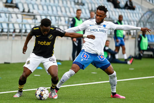 s Erick Otieno och IFK Norrköpings Samuel Adegbenro