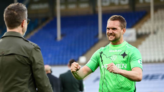 IFK Norrköpings målvakt Oscar Jansson jublar och möter
