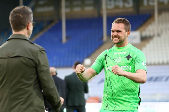IFK Norrköpings målvakt Oscar Jansson jublar och möter