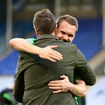 IFK Norrköpings målvakt Oscar Jansson jublar och kramar