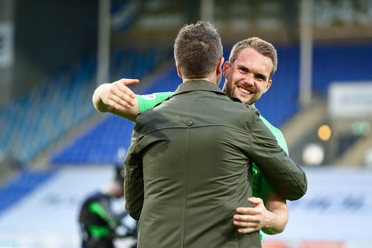 IFK Norrköpings målvakt Oscar Jansson jublar och kramar