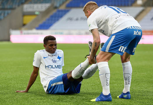 IFK Norrköpings Ishaq Abdulrazaq stretchas ac Ari Skúlason