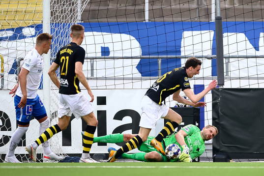 s Jetmir Haliti och IFK Norrköpings målvakt Oscar Jansson