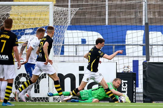 s Jetmir Haliti och IFK Norrköpings målvakt Oscar Jansson