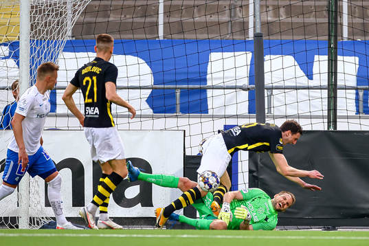 s Jetmir Haliti och IFK Norrköpings målvakt Oscar Jansson
