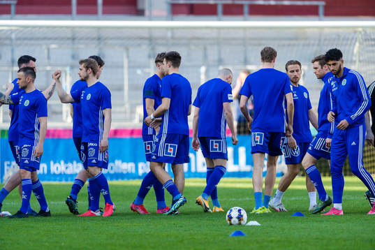 Sundsvalls spelare värmer upp före fotbollsmatchen i