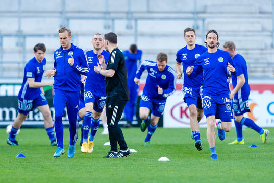 Sundsvalls spelare värmer upp före fotbollsmatchen i