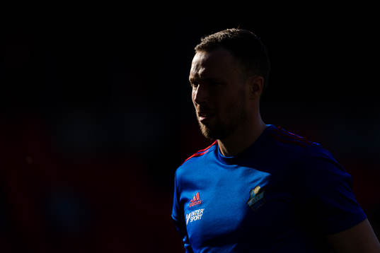 Östers målvakt Robin Malmkvist värmer upp före