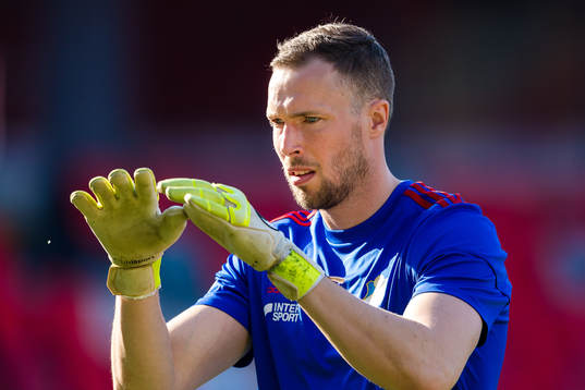 Östers målvakt Robin Malmkvist värmer upp före