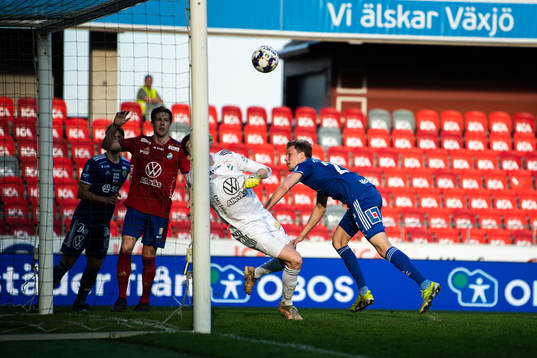 Sundsvalls Niklas Dalhström med avslut framför Östers