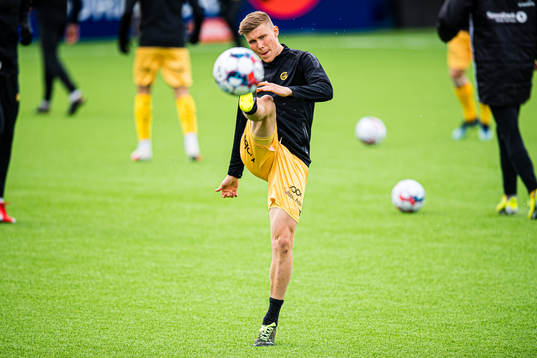 Alfons Sampsted of Bodø/Glimt warms up
