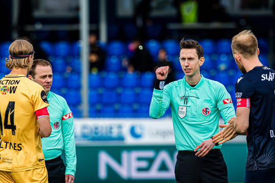 Sivert Øksnes Amland, referee