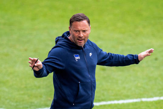 Fotboll, Bundesliga, Schalke 04 - Hertha Berlin Trainer Pal