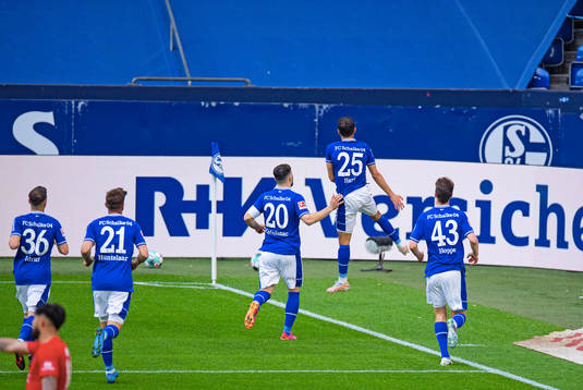 0 Tor, Jubel, v.l. Klaas-Jan Huntelaar, Sead Kolasinac,