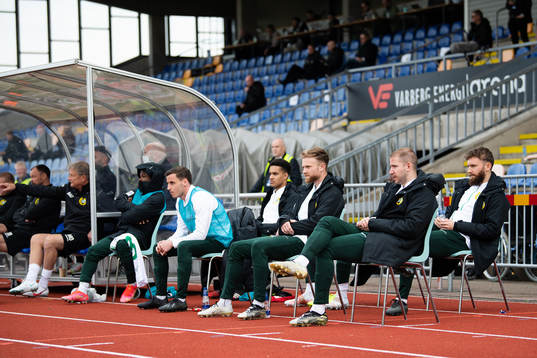 Hammarbys avbytarbänk med Akinkunmi Amoo, Jeppe Andersen