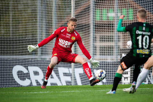 Hammarbys målvakt David Ousted med en räddning