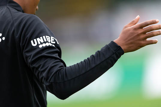 Unibet logo på en tröja före fotbollsmatchen i