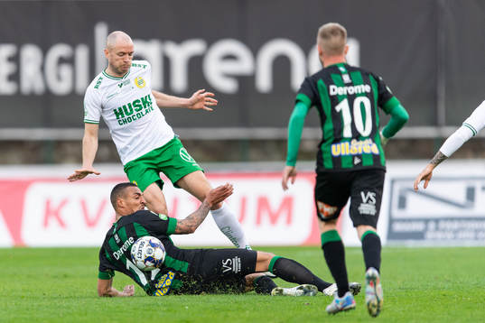 Varbergs Simon Karlsson Adjei och Hammarbys Jon Gudni