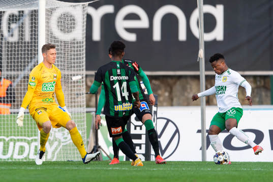 Varbergs målvakt Philip Mårtensson och Hammarbys