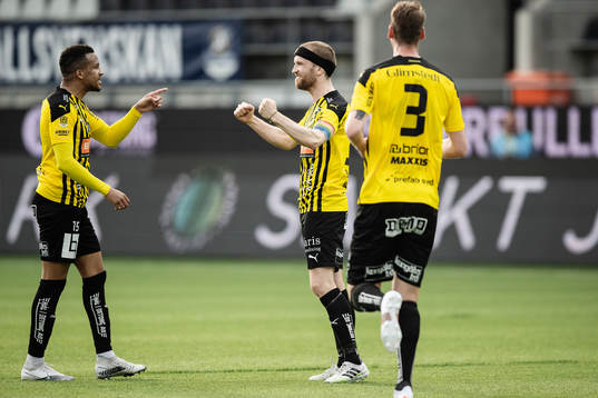 Häckens Rasmus Lindgren jublar med Martin Olsson