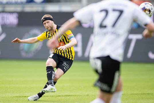 Häckens Rasmus Lindgren skjuter 2-0 på frispark