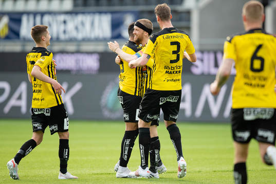 Häckens Rasmus Lindgren jublar med lagkamrater