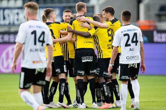 Häckens Rasmus Lindgren jublar med lagkamrater