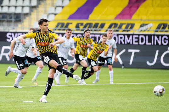 Häckens Alexander Jeremejeff  skjuter 1-0 på straff bakom