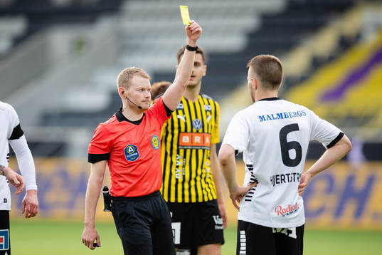 Domare Fredrik Klitte ger Örebros Benjamin Hjertstrand en