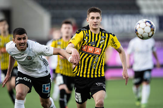Örebros Hussein Ali och Häckens Leo Bengtsson