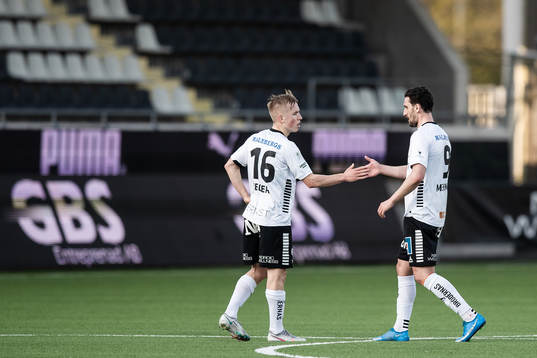 Örebros Agon Mehmeti och David Seger jublar