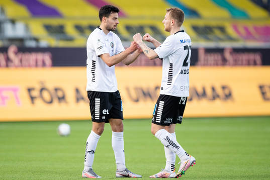 Örebros Deniz Hümmet jublar ihop med Andreas Skovgaard