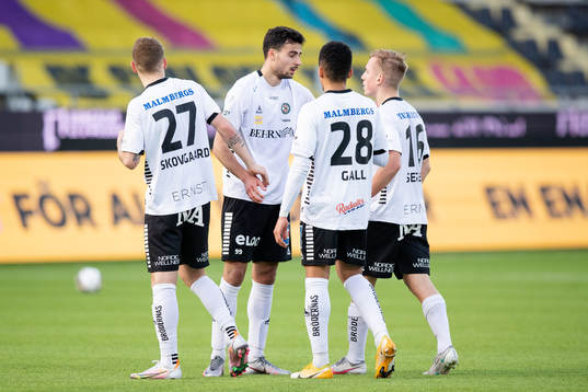 Örebros Deniz Hümmet jublar ihop med lagkamrater