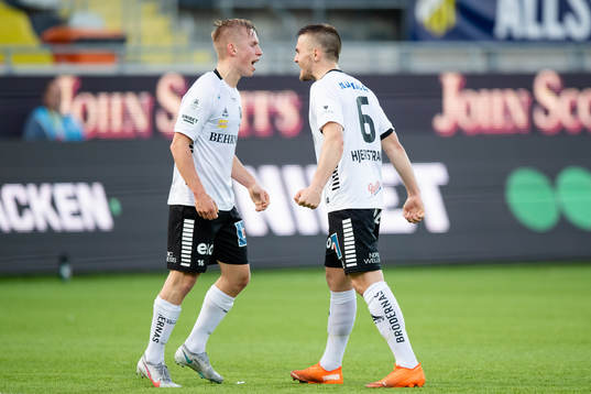 Örebros David Seger och Benjamin Hjertstrand jublar