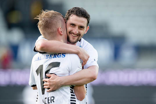 Örebros Agon Mehmeti jublar ihop med David Seger