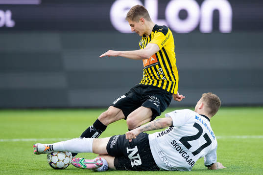 Häckens Leo Bengtsson skjuter ett skott som Örebros